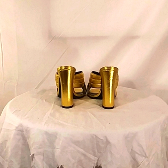 🔥🔥Like New Gucci Gold Leather Open Toe Heels - Picture 7 of 16
